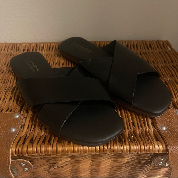 Saks Fifth Avenue Leather Criss Cross Sandals Women’s 7.5 Black Flat Minimalist - Picture 2 of 6